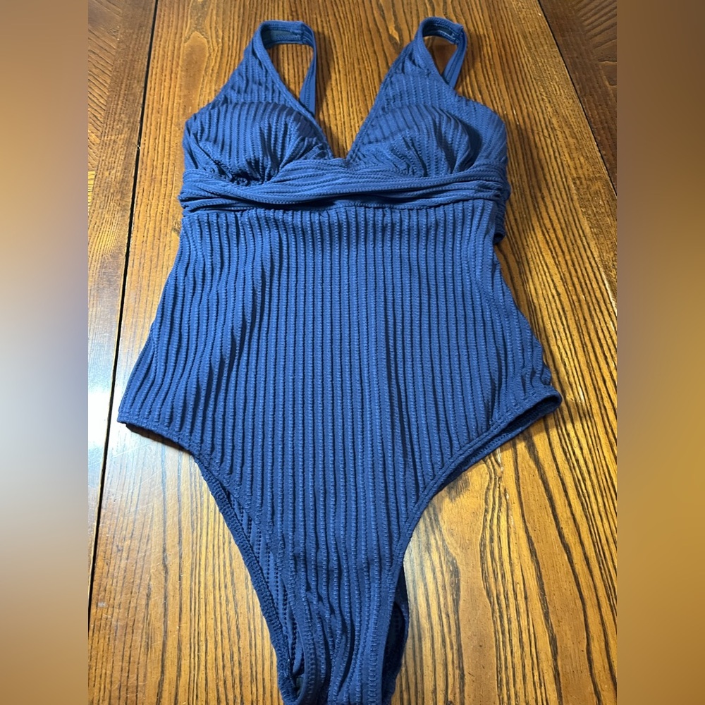 CUPSHE ONE PIECE SWIMSUIT. NWT. NAVY BLUE RIBBED. SIZE MEDIUM.